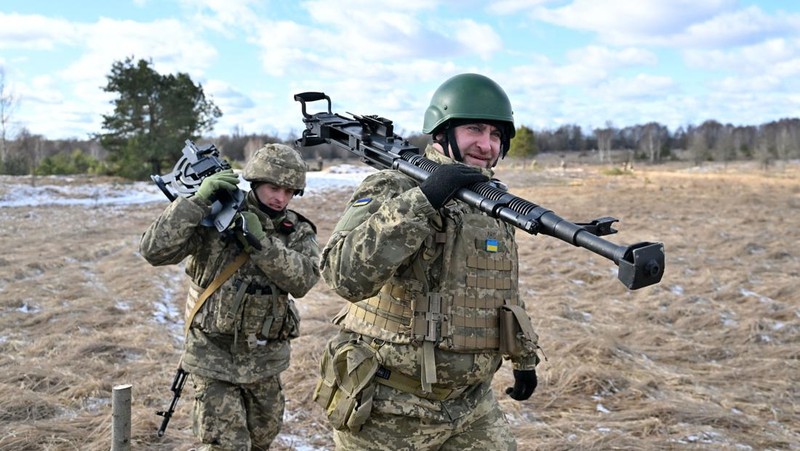 Pasukan perbatasan Belarus berjaga di tengah kabar pasukan Ukraina mendekat. (AFP via Getty Images/SERGEI SUPINSKY)