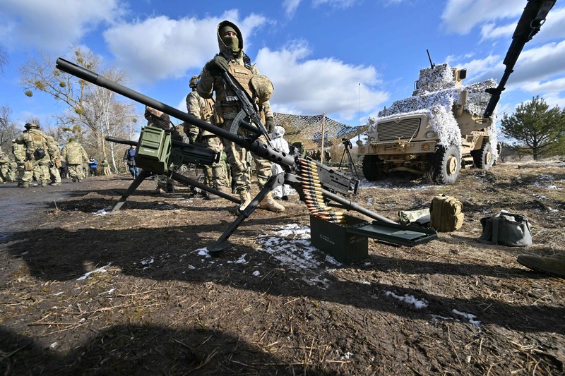 Pasukan perbatasan Belarus berjaga di tengah kabar pasukan Ukraina mendekat. (AFP via Getty Images/SERGEI SUPINSKY)