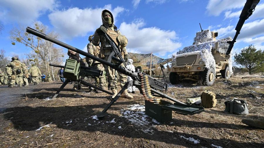Pasukan perbatasan Belarus berjaga di tengah kabar pasukan Ukraina mendekat. (AFP via Getty Images/SERGEI SUPINSKY)