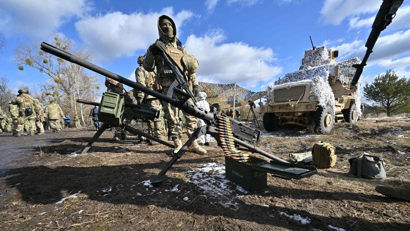 Pasukan perbatasan Belarus berjaga di tengah kabar pasukan Ukraina mendekat. (AFP via Getty Images/SERGEI SUPINSKY)