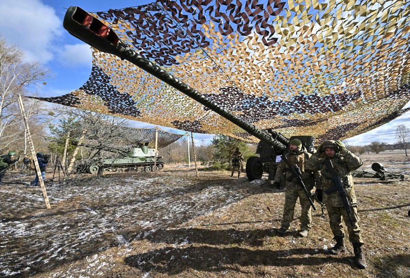 Pasukan perbatasan Belarus berjaga di tengah kabar pasukan Ukraina mendekat. (AFP via Getty Images/SERGEI SUPINSKY) Pasukan perbatasan Belarus berjaga di tengah kabar pasukan Ukraina mendekat. (AFP via Getty Images/SERGEI SUPINSKY)