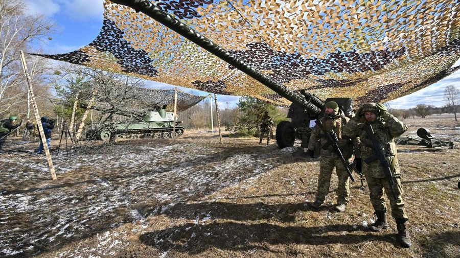 Pasukan perbatasan Belarus berjaga di tengah kabar pasukan Ukraina mendekat. (AFP via Getty Images/SERGEI SUPINSKY)