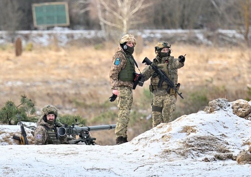Pasukan perbatasan Belarus berjaga di tengah kabar pasukan Ukraina mendekat. (AFP via Getty Images/SERGEI SUPINSKY)