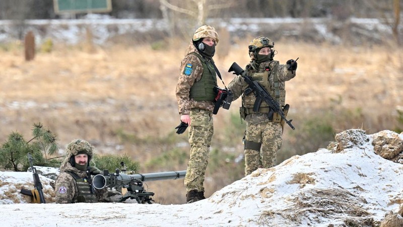 Pasukan perbatasan Belarus berjaga di tengah kabar pasukan Ukraina mendekat. (AFP via Getty Images/SERGEI SUPINSKY)