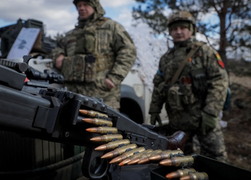 Pasukan perbatasan Belarus berjaga di tengah kabar pasukan Ukraina mendekat. (AFP via Getty Images/SERGEI SUPINSKY) Pasukan perbatasan Belarus berjaga di tengah kabar pasukan Ukraina mendekat. (AFP via Getty Images/SERGEI SUPINSKY)