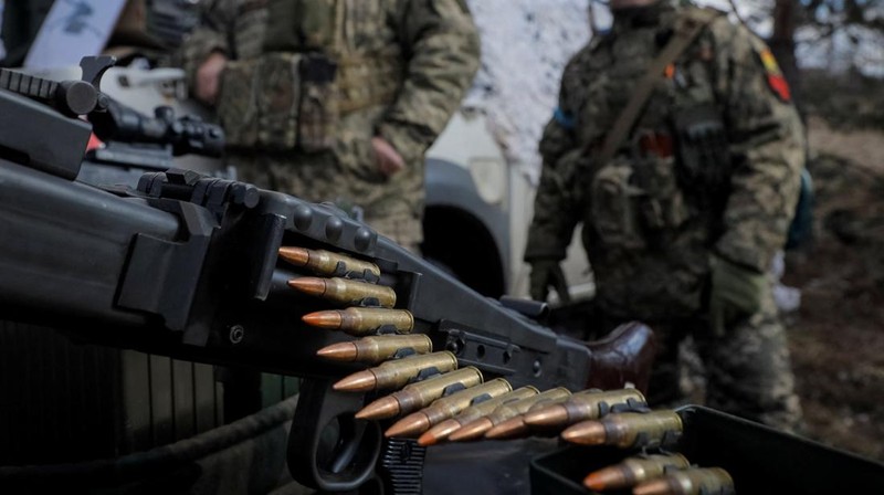 Pasukan perbatasan Belarus berjaga di tengah kabar pasukan Ukraina mendekat. (AFP via Getty Images/SERGEI SUPINSKY)