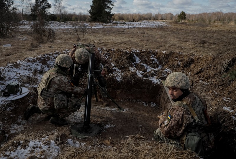 Pasukan perbatasan Belarus berjaga di tengah kabar pasukan Ukraina mendekat. (AFP via Getty Images/SERGEI SUPINSKY) Pasukan perbatasan Belarus berjaga di tengah kabar pasukan Ukraina mendekat. (AFP via Getty Images/SERGEI SUPINSKY)