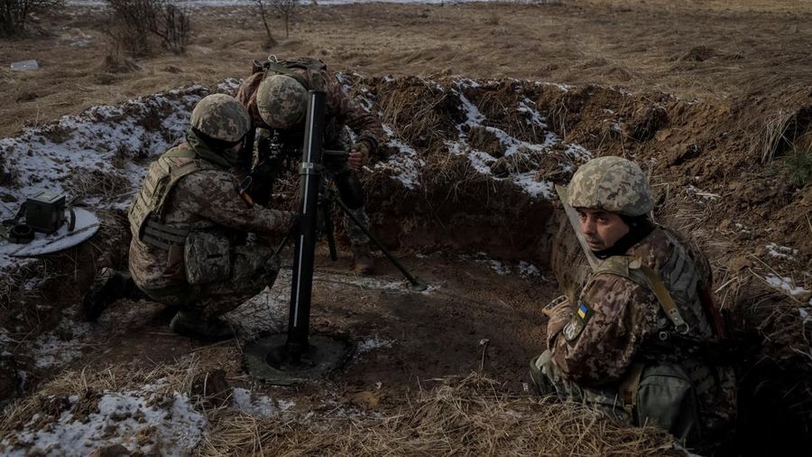 Pasukan perbatasan Belarus berjaga di tengah kabar pasukan Ukraina mendekat. (AFP via Getty Images/SERGEI SUPINSKY)