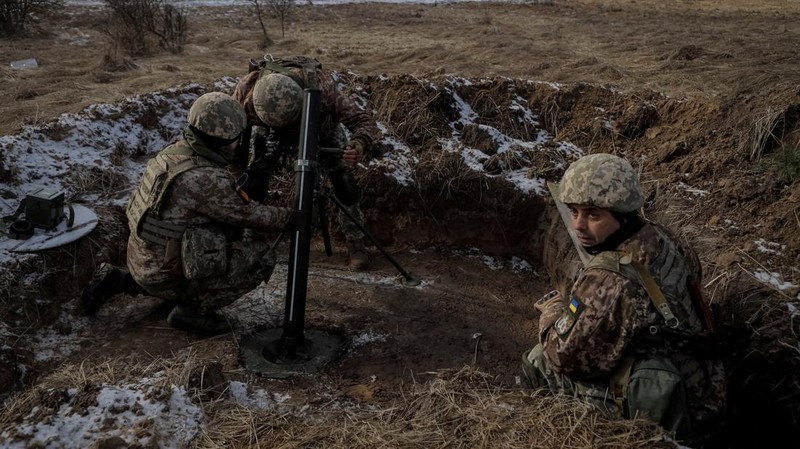 Pasukan perbatasan Belarus berjaga di tengah kabar pasukan Ukraina mendekat. (AFP via Getty Images/SERGEI SUPINSKY)