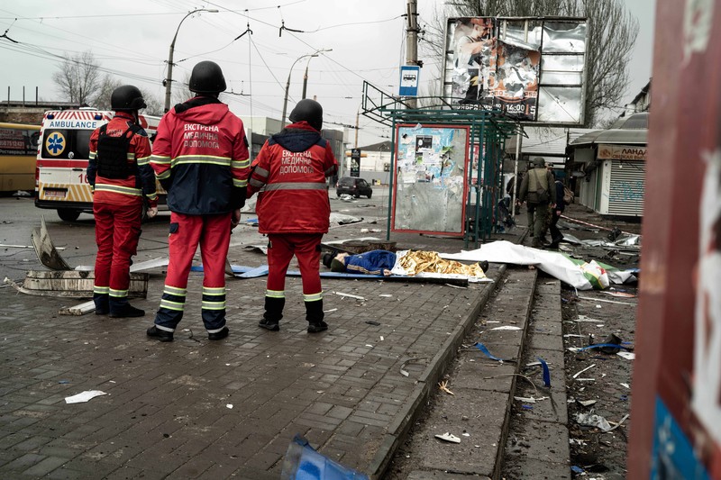 Pekerja darurat merawat korban setelah serangan roket BM-21 meledakkan halte bus di Kherson, Ukraina pada 21 Februari 2023. Pekerja darurat merawat korban setelah serangan roket BM-21 meledakkan halte bus di Kherson, Ukraina pada 21 Februari 2023. (Vincenzo Circosta/Anadolu Agency via Getty Images)