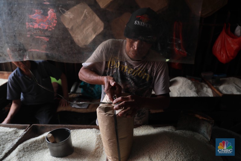 Pekerja mengangkat karungan beras di Pasar Tradisional Kebayoran Lama, Rabu, (22/2). Pekerja mengangkat karungan beras di Pasar Tradisional Kebayoran Lama, Rabu, (22/2). (CNBC Indonesia/ Muhammad Sabki)