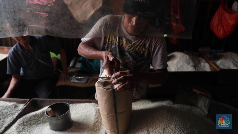 Pekerja mengangkat karungan beras di Pasar Tradisional Kebayoran Lama, Rabu, (22/2). (CNBC Indonesia/ Muhammad Sabki)