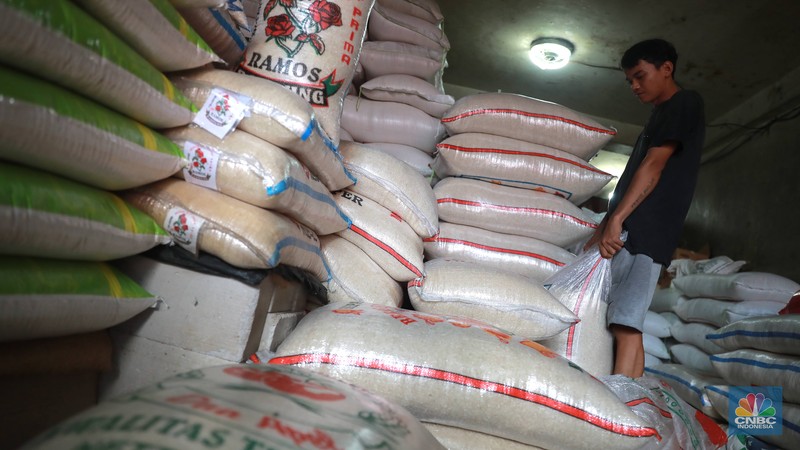 Pekerja mengangkat karungan beras di Pasar Tradisional Kebayoran Lama, Rabu, (22/2). (CNBC Indonesia/ Muhammad Sabki)