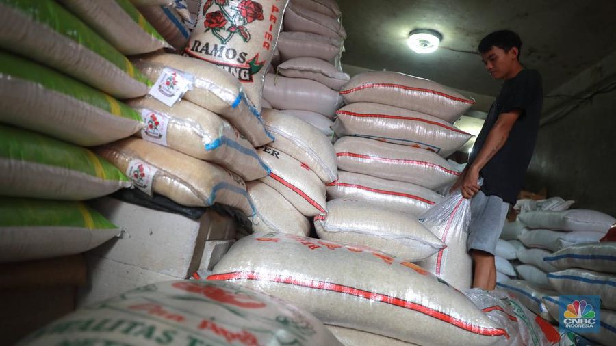 Pekerja mengangkat karungan beras di Pasar Tradisional Kebayoran Lama, Rabu, (22/2). (CNBC Indonesia/ Muhammad Sabki)