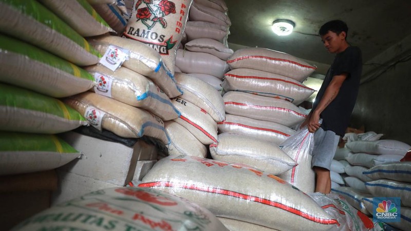 Pekerja mengangkat karungan beras di Pasar Tradisional Kebayoran Lama, Rabu, (22/2). (CNBC Indonesia/ Muhammad Sabki)
