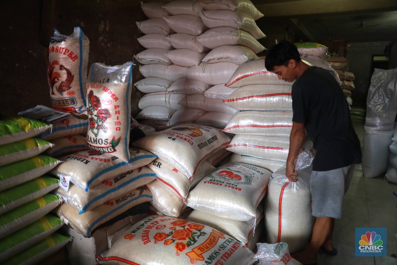 Pekerja mengangkat karungan beras di Pasar Tradisional Kebayoran Lama, Rabu, (22/2). (CNBC Indonesia/ Muhammad Sabki)