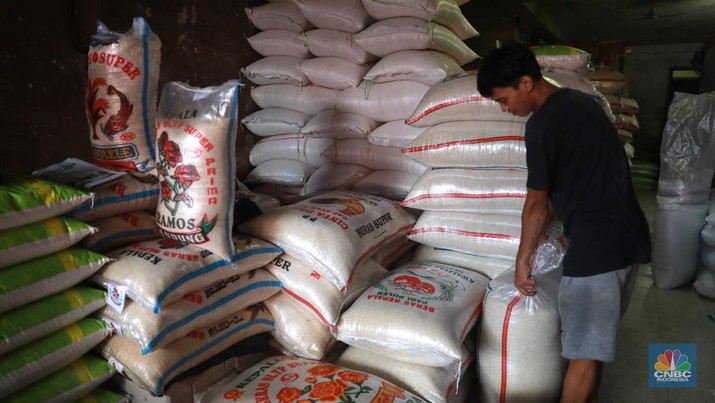 Pekerja mengangkat karungan beras di Pasar Tradisional Kebayoran Lama, Rabu, (22/2). (CNBC Indonesia/ Muhammad Sabki)
