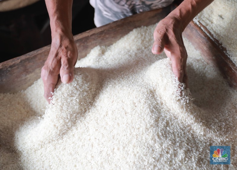 Pekerja mengangkat karungan beras di Pasar Tradisional Kebayoran Lama, Rabu, (22/2). (CNBC Indonesia/ Muhammad Sabki)