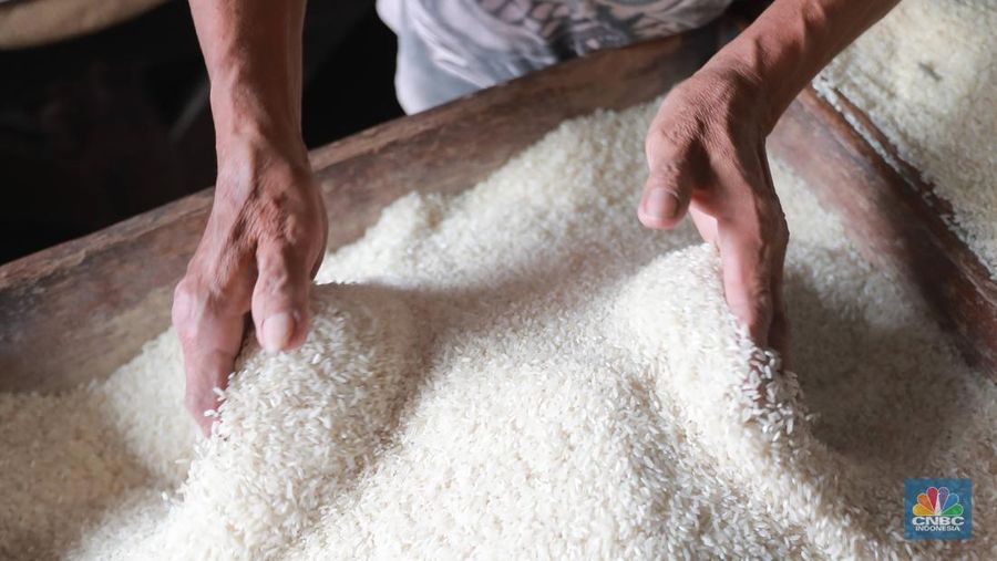 Pekerja mengangkat karungan beras di Pasar Tradisional Kebayoran Lama, Rabu, (22/2). (CNBC Indonesia/ Muhammad Sabki)