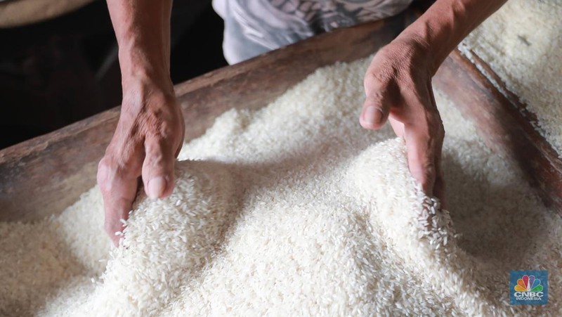 Pekerja mengangkat karungan beras di Pasar Tradisional Kebayoran Lama, Rabu, (22/2). (CNBC Indonesia/ Muhammad Sabki)