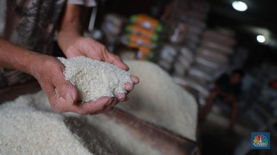 Pekerja mengangkat karungan beras di Pasar Tradisional Kebayoran Lama, Rabu, (22/2). Pekerja mengangkat karungan beras di Pasar Tradisional Kebayoran Lama, Rabu, (22/2). (CNBC Indonesia/ Muhammad Sabki)