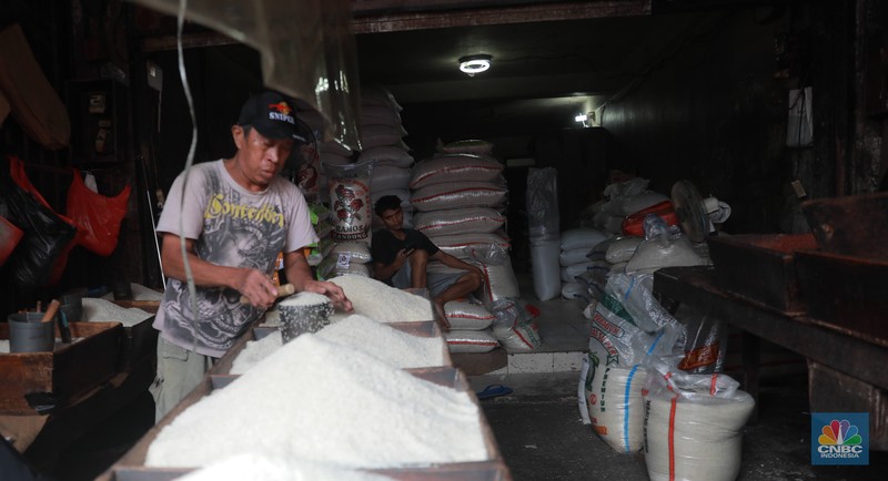 Pekerja mengangkat karungan beras di Pasar Tradisional Kebayoran Lama, Rabu, (22/2). (CNBC Indonesia/ Muhammad Sabki)