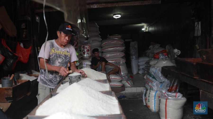 Pekerja mengangkat karungan beras di Pasar Tradisional Kebayoran Lama, Rabu, (22/2). (CNBC Indonesia/ Muhammad Sabki)