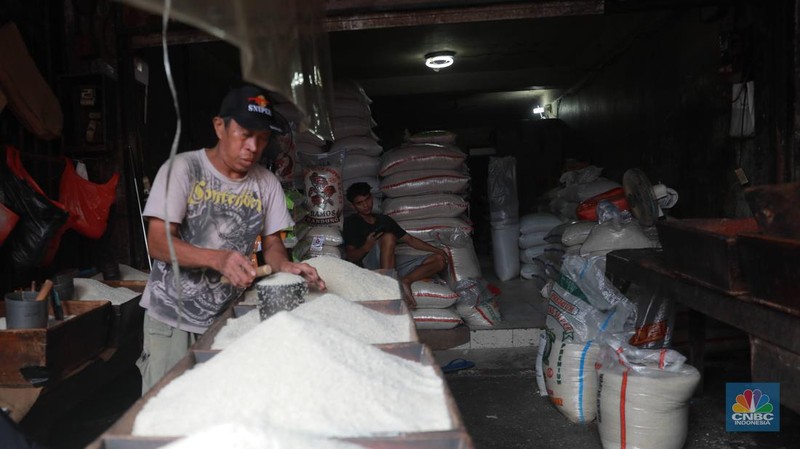 Pekerja mengangkat karungan beras di Pasar Tradisional Kebayoran Lama, Rabu, (22/2). (CNBC Indonesia/ Muhammad Sabki)