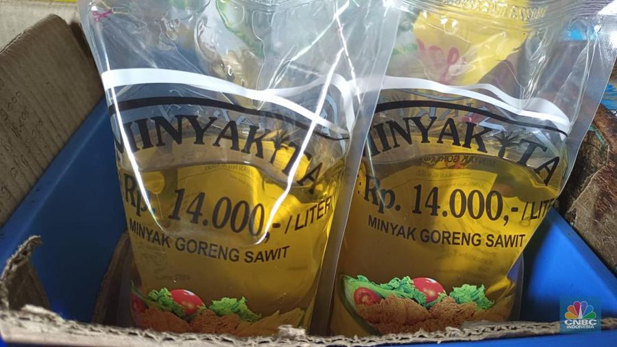 Penjualan minyakkita di Pasar Jatinegara, Jakarta, Rabu (22/2/2023). (CNBC Indonesia/Martyasari Rizky)