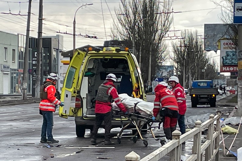 Pekerja darurat merawat korban setelah serangan roket BM-21 meledakkan halte bus di Kherson, Ukraina pada 21 Februari 2023. Pekerja darurat merawat korban setelah serangan roket BM-21 meledakkan halte bus di Kherson, Ukraina pada 21 Februari 2023. (Vincenzo Circosta/Anadolu Agency via Getty Images)
