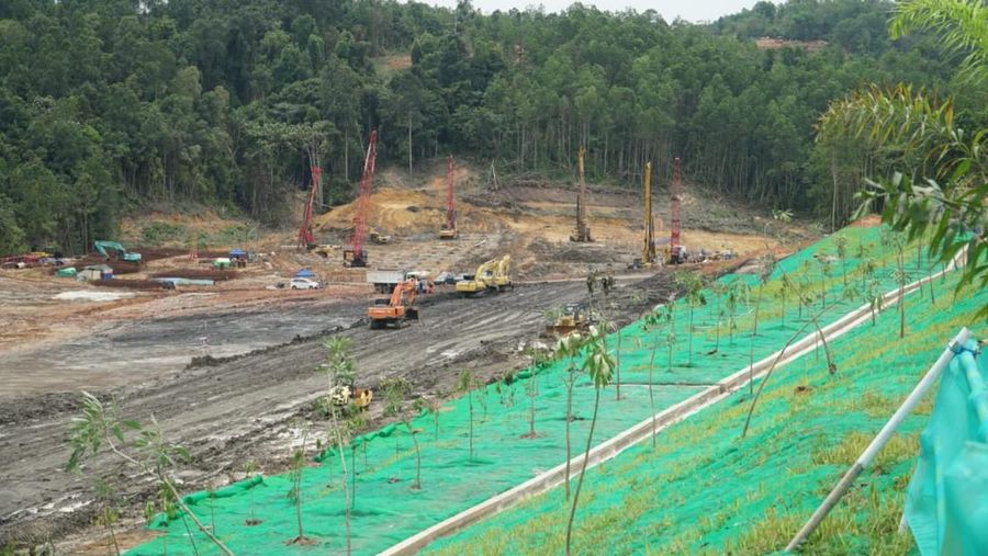 Presiden Joko Widodo (Jokowi) didampingi Menteri Pekerjaan Umum dan Perumahan Rakyat (PUPR) Basuki Hadimuljono dan Kepala Otorita Ibu Kota Nusantara (IKN) Bambang Susantono meninjau pembangunan Jalan Tol menuju ke Kawasan Inti Pusat Pemerintahan (KIPP) IKN, Kalimantan Timur, Rabu (22/2/2023). (Dok. Kementerian PUPR)