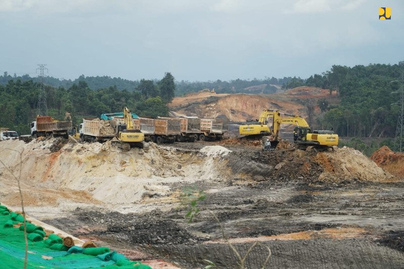 Presiden Joko Widodo (Jokowi) didampingi Menteri Pekerjaan Umum dan Perumahan Rakyat (PUPR) Basuki Hadimuljono dan Kepala Otorita Ibu Kota Nusantara (IKN) Bambang Susantono meninjau pembangunan Jalan Tol menuju ke Kawasan Inti Pusat Pemerintahan (KIPP) IKN, Kalimantan Timur, Rabu (22/2/2023). Presiden Joko Widodo (Jokowi) didampingi Menteri Pekerjaan Umum dan Perumahan Rakyat (PUPR) Basuki Hadimuljono dan Kepala Otorita Ibu Kota Nusantara (IKN) Bambang Susantono meninjau pembangunan Jalan Tol menuju ke Kawasan Inti Pusat Pemerintahan (KIPP) IKN, Kalimantan Timur, Rabu (22/2/2023). (Dok. Kementerian PUPR)