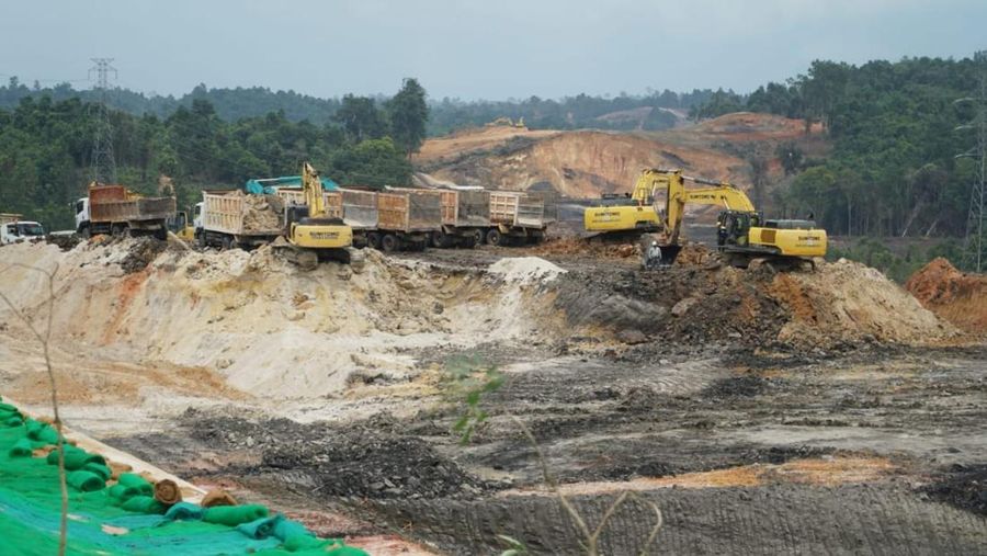 Presiden Joko Widodo (Jokowi) didampingi Menteri Pekerjaan Umum dan Perumahan Rakyat (PUPR) Basuki Hadimuljono dan Kepala Otorita Ibu Kota Nusantara (IKN) Bambang Susantono meninjau pembangunan Jalan Tol menuju ke Kawasan Inti Pusat Pemerintahan (KIPP) IKN, Kalimantan Timur, Rabu (22/2/2023). (Dok. Kementerian PUPR)