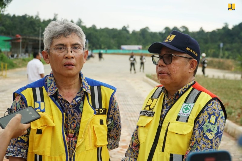 Presiden Joko Widodo (Jokowi) didampingi Menteri Pekerjaan Umum dan Perumahan Rakyat (PUPR) Basuki Hadimuljono dan Kepala Otorita Ibu Kota Nusantara (IKN) Bambang Susantono meninjau pembangunan Jalan Tol menuju ke Kawasan Inti Pusat Pemerintahan (KIPP) IKN, Kalimantan Timur, Rabu (22/2/2023). (Dok. Kementerian PUPR)