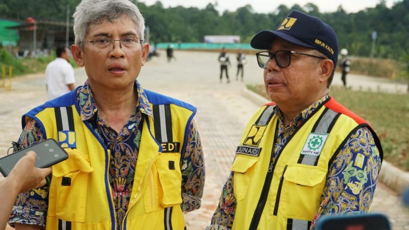 Presiden Joko Widodo (Jokowi) didampingi Menteri Pekerjaan Umum dan Perumahan Rakyat (PUPR) Basuki Hadimuljono dan Kepala Otorita Ibu Kota Nusantara (IKN) Bambang Susantono meninjau pembangunan Jalan Tol menuju ke Kawasan Inti Pusat Pemerintahan (KIPP) IKN, Kalimantan Timur, Rabu (22/2/2023). (Dok. Kementerian PUPR)
