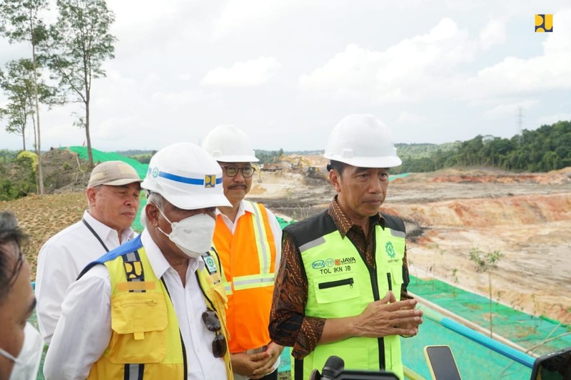 Presiden Joko Widodo (Jokowi) didampingi Menteri Pekerjaan Umum dan Perumahan Rakyat (PUPR) Basuki Hadimuljono dan Kepala Otorita Ibu Kota Nusantara (IKN) Bambang Susantono meninjau pembangunan Jalan Tol menuju ke Kawasan Inti Pusat Pemerintahan (KIPP) IKN, Kalimantan Timur, Rabu (22/2/2023). (Dok. Kementerian PUPR)