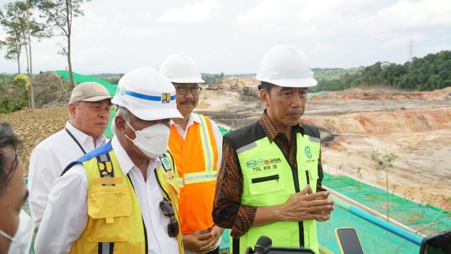 Presiden Joko Widodo (Jokowi) didampingi Menteri Pekerjaan Umum dan Perumahan Rakyat (PUPR) Basuki Hadimuljono dan Kepala Otorita Ibu Kota Nusantara (IKN) Bambang Susantono meninjau pembangunan Jalan Tol menuju ke Kawasan Inti Pusat Pemerintahan (KIPP) IKN, Kalimantan Timur, Rabu (22/2/2023). (Dok. Kementerian PUPR)
