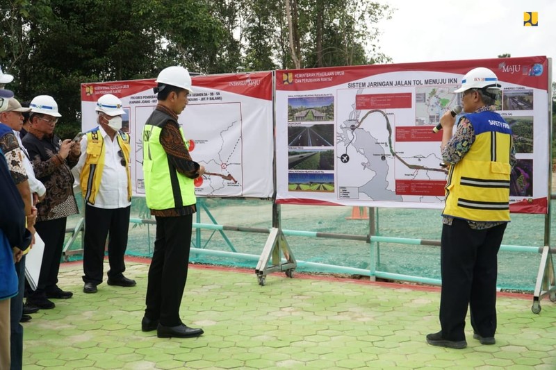 Presiden Joko Widodo (Jokowi) didampingi Menteri Pekerjaan Umum dan Perumahan Rakyat (PUPR) Basuki Hadimuljono dan Kepala Otorita Ibu Kota Nusantara (IKN) Bambang Susantono meninjau pembangunan Jalan Tol menuju ke Kawasan Inti Pusat Pemerintahan (KIPP) IKN, Kalimantan Timur, Rabu (22/2/2023). (Dok. Kementerian PUPR)