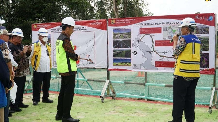 Presiden Joko Widodo (Jokowi) didampingi Menteri Pekerjaan Umum dan Perumahan Rakyat (PUPR) Basuki Hadimuljono dan Kepala Otorita Ibu Kota Nusantara (IKN) Bambang Susantono meninjau pembangunan Jalan Tol menuju ke Kawasan Inti Pusat Pemerintahan (KIPP) IKN, Kalimantan Timur, Rabu (22/2/2023). (Dok. Kementerian PUPR)