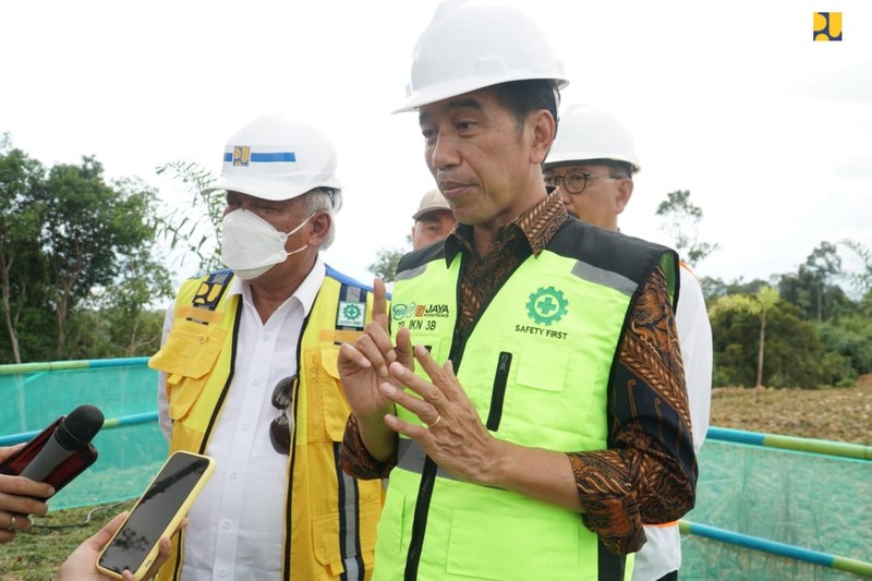 Presiden Joko Widodo (Jokowi) didampingi Menteri Pekerjaan Umum dan Perumahan Rakyat (PUPR) Basuki Hadimuljono dan Kepala Otorita Ibu Kota Nusantara (IKN) Bambang Susantono meninjau pembangunan Jalan Tol menuju ke Kawasan Inti Pusat Pemerintahan (KIPP) IKN, Kalimantan Timur, Rabu (22/2/2023). (Dok. Kementerian PUPR)