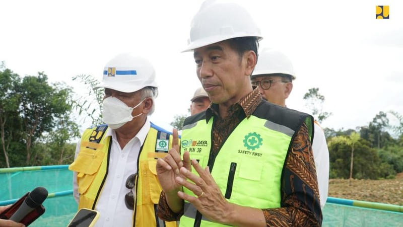 Presiden Joko Widodo (Jokowi) didampingi Menteri Pekerjaan Umum dan Perumahan Rakyat (PUPR) Basuki Hadimuljono dan Kepala Otorita Ibu Kota Nusantara (IKN) Bambang Susantono meninjau pembangunan Jalan Tol menuju ke Kawasan Inti Pusat Pemerintahan (KIPP) IKN, Kalimantan Timur, Rabu (22/2/2023). (Dok. Kementerian PUPR)