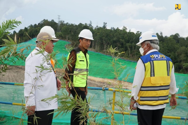 Presiden Joko Widodo (Jokowi) didampingi Menteri Pekerjaan Umum dan Perumahan Rakyat (PUPR) Basuki Hadimuljono dan Kepala Otorita Ibu Kota Nusantara (IKN) Bambang Susantono meninjau pembangunan Jalan Tol menuju ke Kawasan Inti Pusat Pemerintahan (KIPP) IKN, Kalimantan Timur, Rabu (22/2/2023). (Dok. Kementerian PUPR)