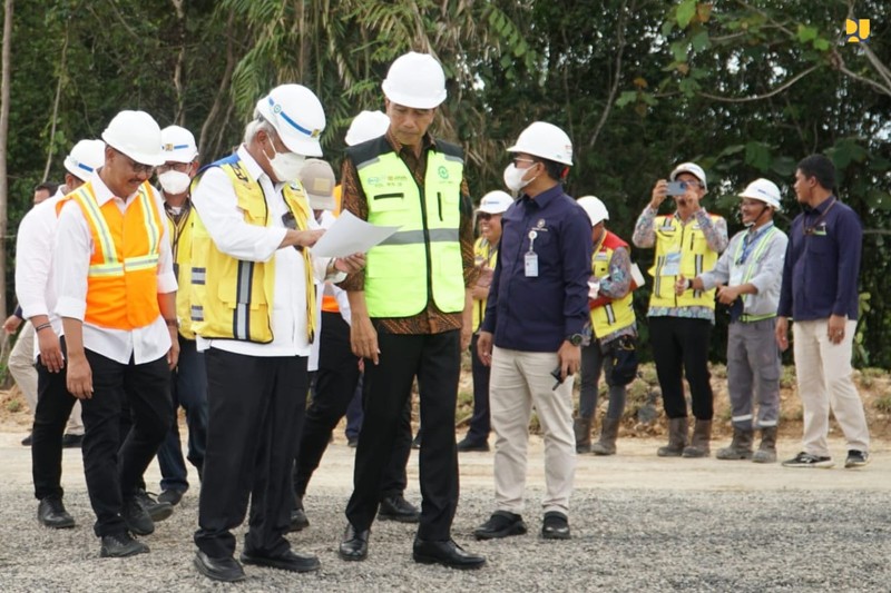 Presiden Joko Widodo (Jokowi) didampingi Menteri Pekerjaan Umum dan Perumahan Rakyat (PUPR) Basuki Hadimuljono dan Kepala Otorita Ibu Kota Nusantara (IKN) Bambang Susantono meninjau pembangunan Jalan Tol menuju ke Kawasan Inti Pusat Pemerintahan (KIPP) IKN, Kalimantan Timur, Rabu (22/2/2023). (Dok. Kementerian PUPR)