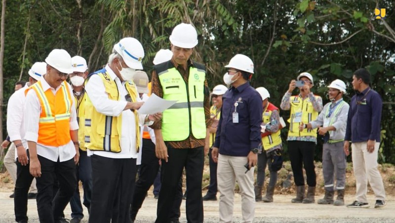 Presiden Joko Widodo (Jokowi) didampingi Menteri Pekerjaan Umum dan Perumahan Rakyat (PUPR) Basuki Hadimuljono dan Kepala Otorita Ibu Kota Nusantara (IKN) Bambang Susantono meninjau pembangunan Jalan Tol menuju ke Kawasan Inti Pusat Pemerintahan (KIPP) IKN, Kalimantan Timur, Rabu (22/2/2023). (Dok. Kementerian PUPR)