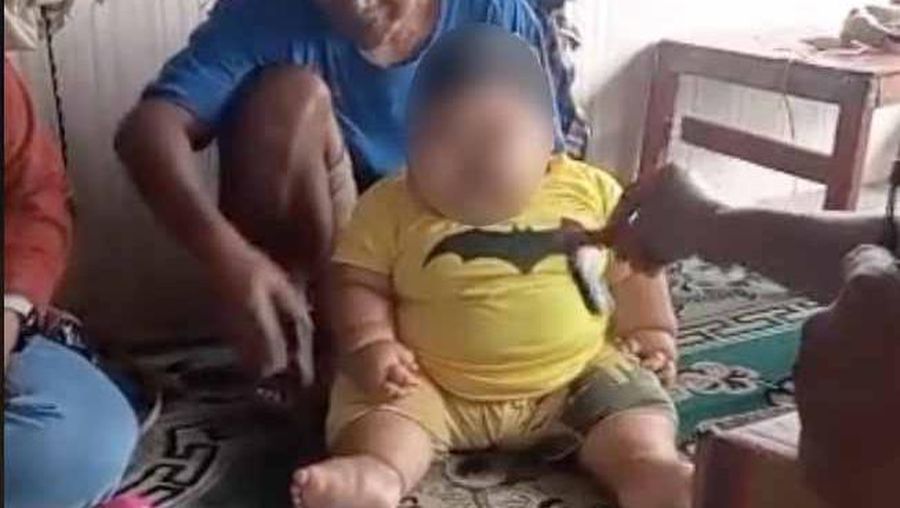 Seorang bayi bernama Kenzie yang baru berusia satu tahun memiliki berat badan mencapai 27 kg. (Tangkapan Layar Tiktok @srimulyani71956)