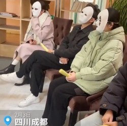 Pelamar Wajib Pakai Topeng Kalau Mau Interview Kerja di Sini
