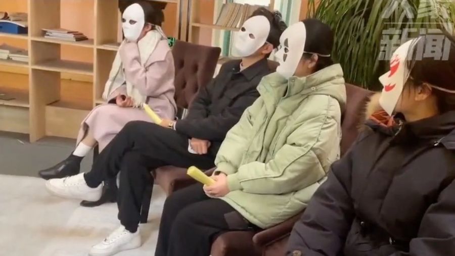 Seorang pewawancara yang memakai topeng menjalani proses lamaran kerja. (Dok. scmp/Baidu)