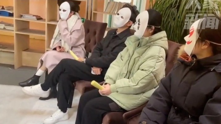 Seorang pewawancara yang memakai topeng menjalani proses lamaran kerja. (Dok. scmp/Baidu)