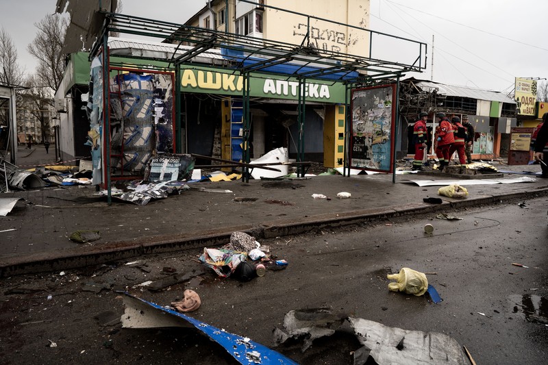 Pekerja darurat merawat korban setelah serangan roket BM-21 meledakkan halte bus di Kherson, Ukraina pada 21 Februari 2023. Pekerja darurat merawat korban setelah serangan roket BM-21 meledakkan halte bus di Kherson, Ukraina pada 21 Februari 2023. (Vincenzo Circosta/Anadolu Agency via Getty Images)