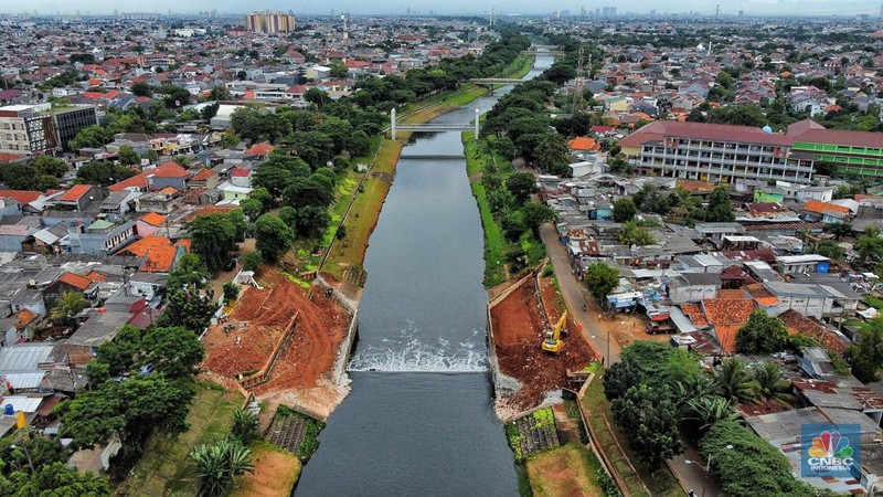 Suasana proyek pembangunan sodetan sungai ciliwung di Banjir Kanal Timur (BKT), Jakarta Timur, Rabu (22/2/2023).  (CNBC Indonesia/ Muhammad Sabki)